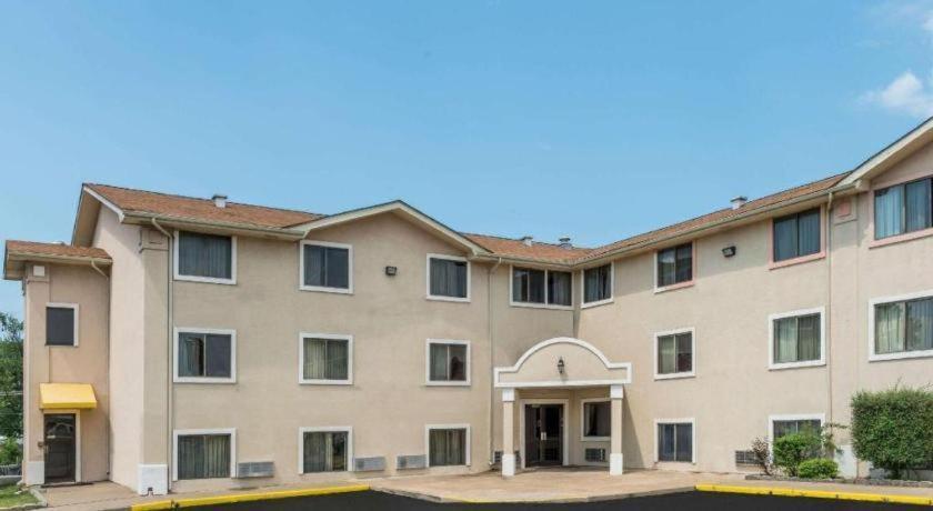Quality Inn & Suites Earth City Exterior photo